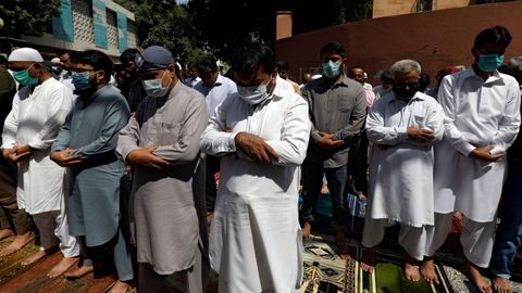 Un grupo de hombres reza en Pakist�n