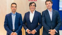 Ruy Andrade Pereira, a la derecha, acompa�ado del presidente del grupo, Jos� Enrique Pereira (centro) y Jos� Pereira, del departamento de Flota (izquierda)