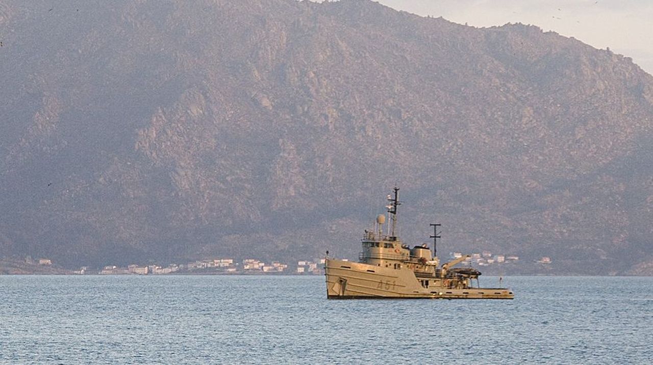 El antiguo buque Mahón dice adiós a la Costa da Morte antes de ser torpedeado