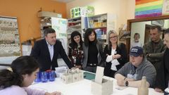 Formoso durante la visita al centro ocupacional de ASPANEPS en Fene.