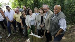 Jos Antonio Santiso, Manuel Vzquez Faraldo, Mara Rivas y Beln Docampo, de derecha a izquierda, en el momento de inaugurar la placa en el ltimo tramo de la Senda dos Sentidos, con la aportacin vecinal para que se llevase a cabo.