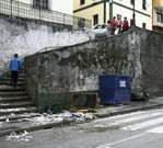 El veh�culo del joven revent� dos contenedores. 