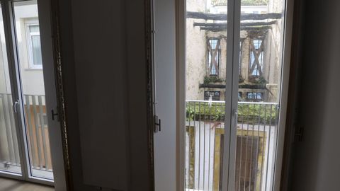 Vistas a un edificio abandonado de Ferrol Vello desde una de las viviendas rehabilitadas con el programa Rexurbe.