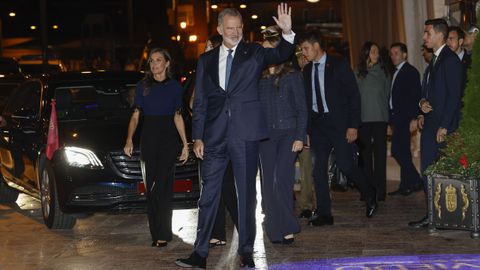 El rey Felipe y la reina Letizia (i) tras asistir al tradicional concierto de los Premios Princesa de Asturias 