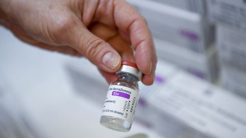 Un vial de la vacuna de AstraZeneca