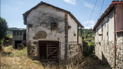 Casa con esgrafiados y vistas al Sil en Santiorxo, concello de Sober.