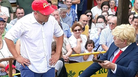 El p�blico disfruta con una representaci�n en una carroza de Valdeosoto.El p�blico disfruta con una representaci�n en una carroza de Valdeosoto