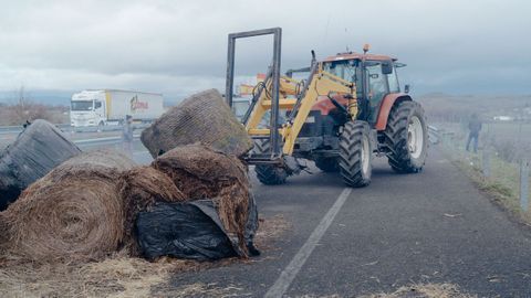 Manifestaci�n de ganaderos y agricultores con tractores en la autov�a A-52 en A Limia.