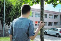 El menor, el alumno de 6� de Primaria que perdi� la visi�n de un ojo por una escuadra lanzada en clase, ante su colegio, el CEIP Valle Incl�n de Oleiros (A Coru�a).