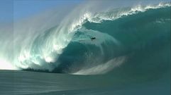 Sale ileso tras engullido por una ola monstruosa en�Tahit�