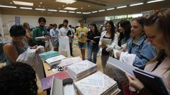 Alumnos en uno de los doce mostradores de informaci�n instalados en el pabell�n polideportivo del campus