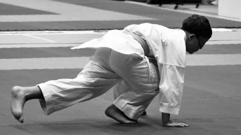 El para-karate es una modalidad de kárate para personas con discapacidad. Se centran en el kata , una antigua disciplina del kárate