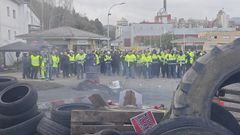 Trabajadores de Ence Navia este jueves, parapetados tras las barricadas de neum�ticos