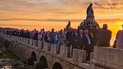 La procesi�n de la Valvanera del pasado a�o, cruzando el puente hacia San Sadurni�o