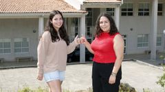 Laura y Silvia Pego, posan delante del IES Porto do Son, su antiguo instituto