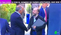 Gonzalo P�rez J�come, alcalde de Ourense, en unas im�genes de La Sexta saludando al presidente de la Liga de F�tbol Profesional, Javier Tebas