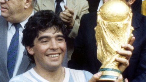 Diego Armando Maradona, con la Copa del Mundo.