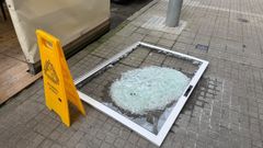 La ventana rota, con los cristales hechos a�icos, sobre la acera de Zalaeta este jueves