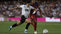 El delantero del Valencia Diego L�pez pelea un bal�n con Ronald Ara�jo, del Barcelona