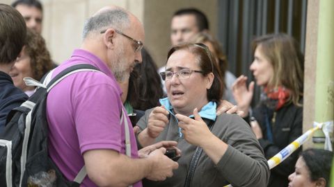Los alumnos han relatado que, tras ver pasar corriendo al presunto agresor, han salido todos corriendo de la clase hacia el patio, donde se han encontrado con los escolares de segundo que haban salido huyendo.