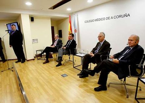 Luciano Vid�n present� a Gracia, Torres Queiruga y Laboa, en la tertulia que moder� Amor Pan.