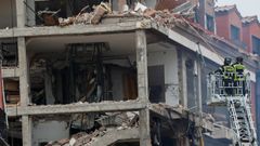 Los equipos de emergencia trabajan en el edificio que explot� en el centro de Madrid