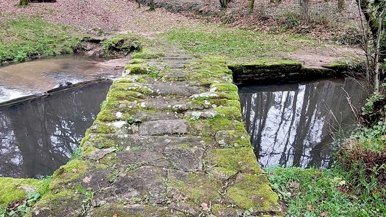 Paradela, entre Teo y Brión, presume de un minúsculo puente convertido en un tesoro de granito
