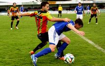 El larach�s Alberto V�a presiona a un rival ante la mirada del debutante Denis en O Poboado. 