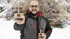 Amable muestra el producto que hacen sus abejas en la Serra do Xurs