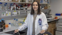 Luc�a Mosquera, investigadora en diabetes tipo 1, en el laboratorio del CiMUS en el que trabaja. 