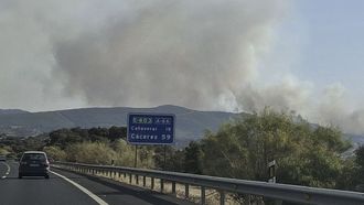 Imagen del incendio declarado en la Autov�a de la Plata, que oblig� a evacuar a 800 personas