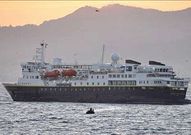 El Explorer, de 117 metros de eslora, estuvo ayer en Vigo por cuarta vez para visitar el parque nacional.