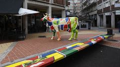 El colorido y animado banco de Paz N�voa y la vaca Popi son punto de encuentro en la plaza. Una zona cerrada al tr�fico que permite que los ni�os jueguen sin peligro