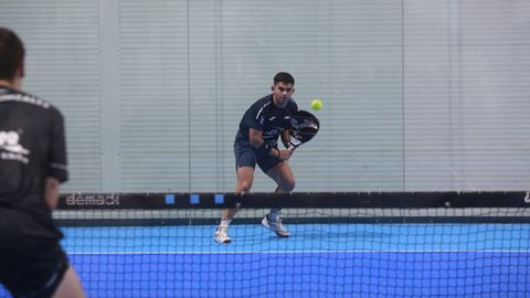 Lance de un partido del torneo federado de pdel organizado por La Voz de Galicia