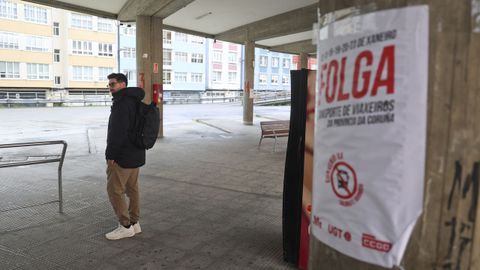 Un pasajero tirado en la estaci�n de Ferrol el pasado 16 de enero, una jornada de huelga.
