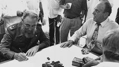Fidel Castro y Manuel Fraga jugando al domin� durante la visita del presidente cubano a L�ncara (Lugo)