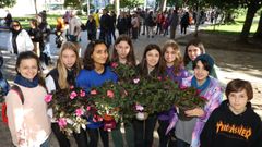 El alumnado del Colegio Montessori, con sus plantas.