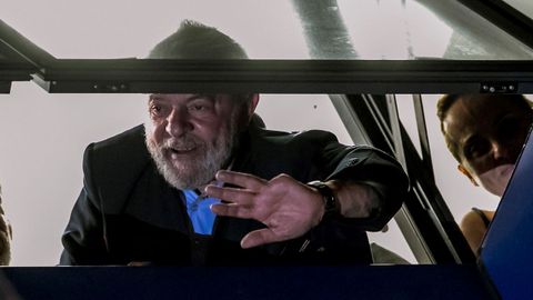 Lula saluda a los simpatizantes que se manifiestan para impedir su ingreso en prisin