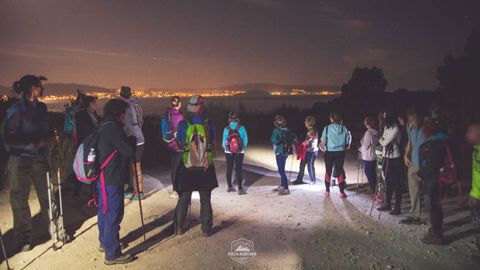 3. RUTA CIRCULAR BAJO LA LUNA LLENA EN COSTA DA VELA. La cita es a las 21.30 horas del viernes en el mirador de Donn. All arranca este itinerario, que viajar durante 12 kilmetros a travs del sendero de la Costa da Vela. Los guas sern la luna llena y el faro de Cabo Home. Otros lugares emblemticos como el santuario de Monte do Facho o las islas Atlnticas tambin podrn ser contemplados. Para asistir solo se necesita pagar la inscripcin (10 euros), una linterna y muchas ganas.