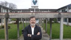 Javier Ferreira, actual gerente de la USC en funciones, delante del hospital Rof Codina