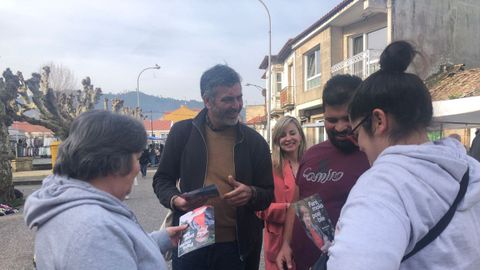 El candidato de Sumar por Pontevedra, Ram�n Sarmiento, reparte propaganda en el mercado de Baiona con la diputada en el Congreso Ver�nica M. Barbero