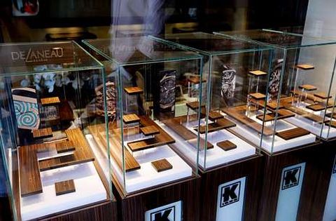 Expositores vac�os en el escaparate de la joyer�a Kronometry de Cannes tras el robo de ayer.