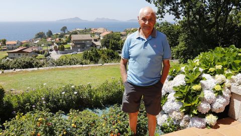 Javier lvarez Salgado posa en su casa de Nigrn, con las Ces al fondo