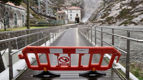 La pasarela de la cascada de O Ez�ro, en Dumbr�a, tuvo que ser cortada por la activaci�n del Plan Inungal