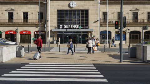 Diferentes pasos de peatones facilitan el movimiento de los viajeros que acuden a pie a la estaci�n intermodal de Ourense. Entrar en la terminal, ya sea de buses o de tren, desde la parada de autob�s o desde el aparcamiento subterr�neo es tarea sencilla y c�moda.