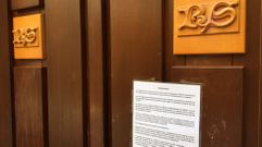 Un comunicado de la empresa informa del cierre a la entrada del local