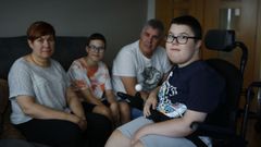 Anxo Fern�ndez, que sufre distrofia de Duchenne, acompa�ado por sus padres y su hermano Iago