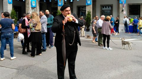 Hombre disfrutando del bollo