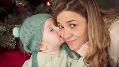 Marco, de 20 meses, con su madre Aurora