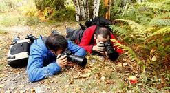 Dos de los promotores de la asociaci�n Ch�scalle tomando im�genes en plena naturaleza.